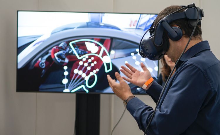 Mann mit VR-Brille.