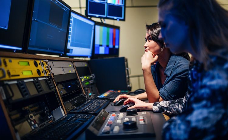 Zwei Frauen im Tonstudio.