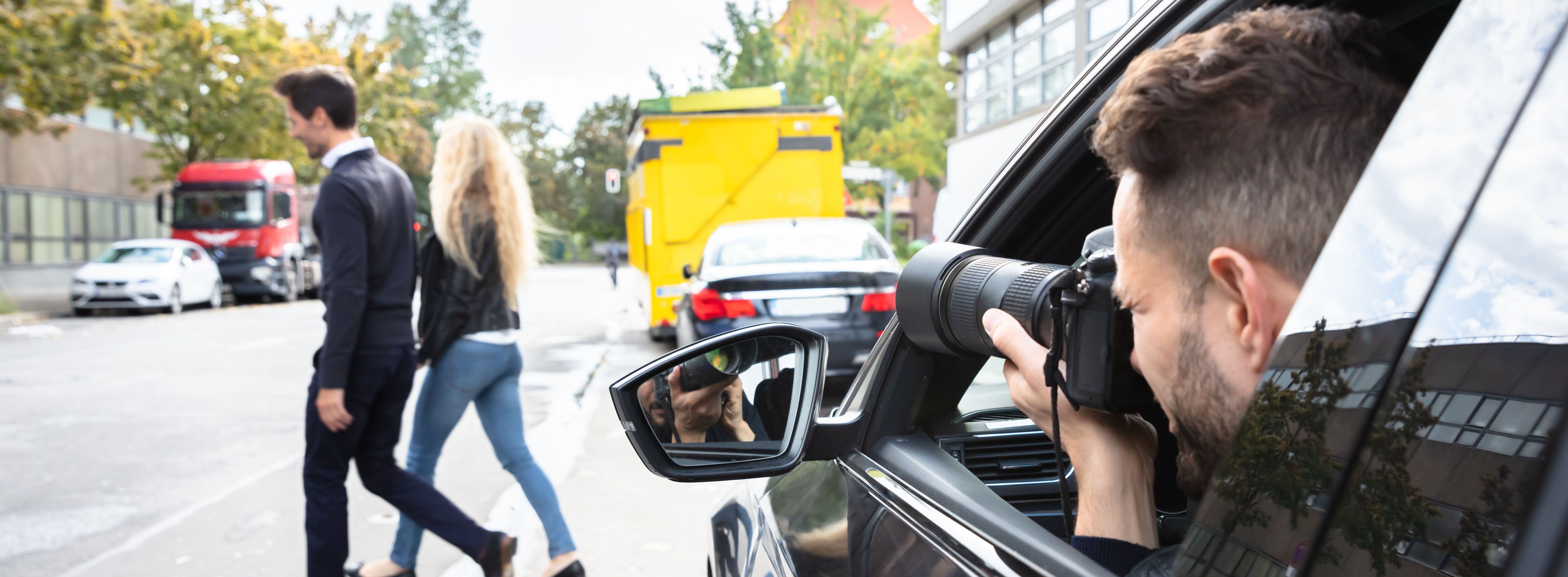 Privatdetektiv fotografiert Mann und Frau auf der Straße.