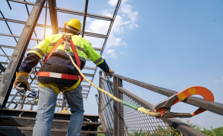 Ein Mann arbeitet in der Höhe auf einer Industriekonstruktion.