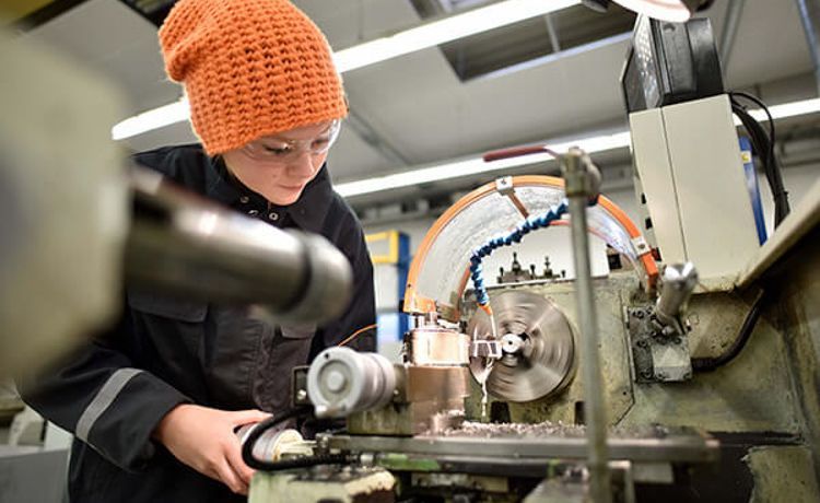 Konstruktionsmechanikerin in der Ausbildung bei der Arbeit