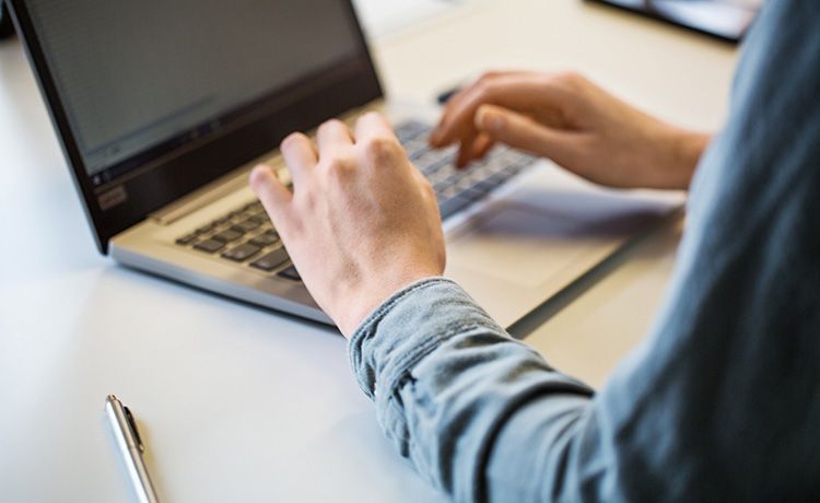 Justizfachwirt am Laptop