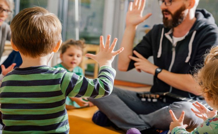 Heilpädagoge interagiert mit Kindern.