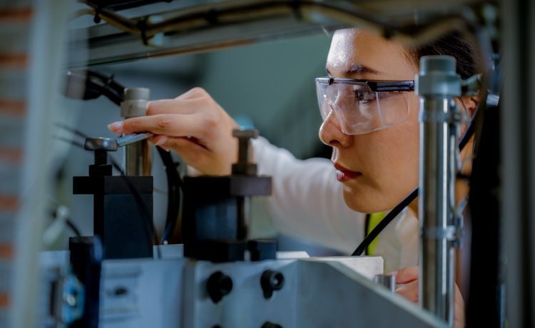 Kunststoff- und Kautschuktechnologin bei der Arbeit