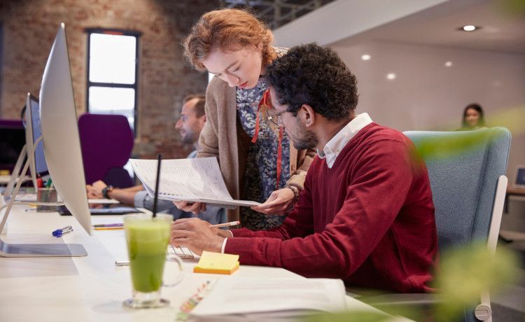 Zwei Lektoren reden über einen Text. Zwei Lektoren reden über einen Text.