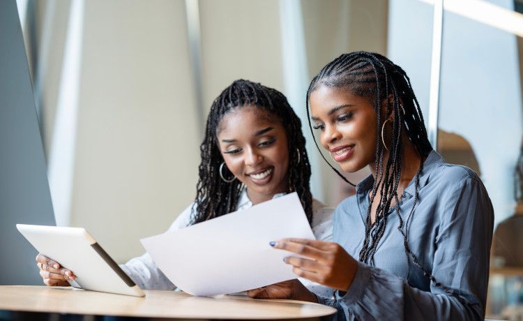 Zwei Lektorinnen besprechen einen Text. Zwei Lektorinnen besprechen einen Text.