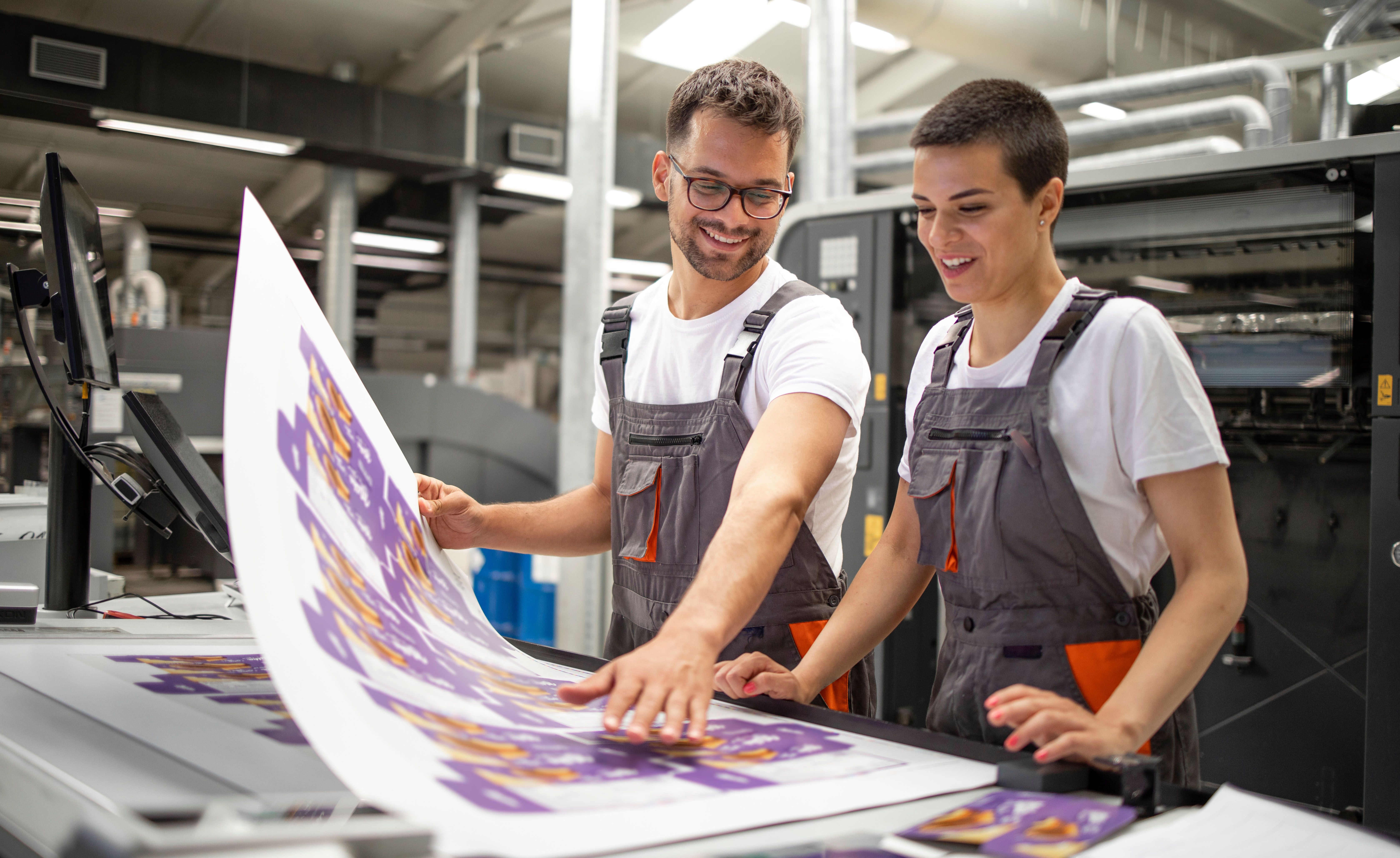 Medientechnolog:innen Druck prüfen einen Druck auf Qualität