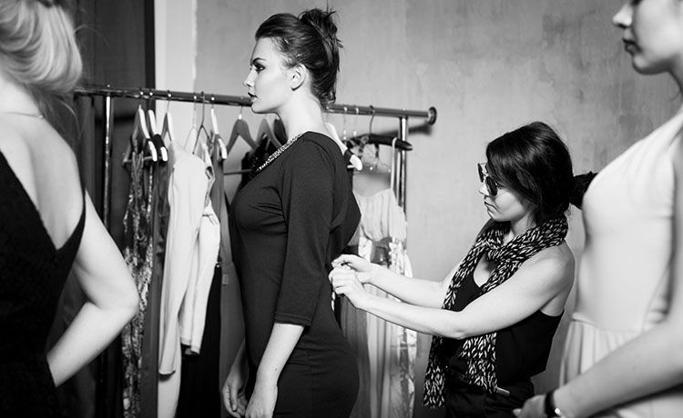 Model wird vorm dem Laufsteg noch angezogen Model wird vorm dem Laufsteg noch angezogen