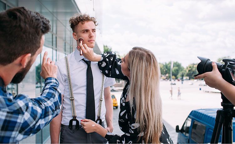 Männliches Model wird für Videodreh gepudert Männliches Model wird für Videodreh gepudert
