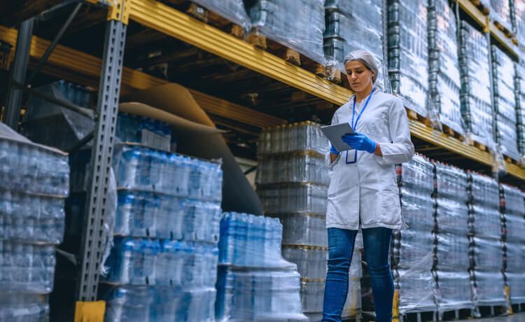 Junge Frau kontrolliert Verpackungen. Junge Frau kontrolliert Verpackungen.