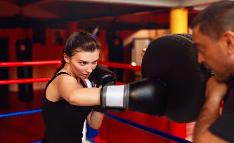Personenschützerin trainiert Selbstverteidigung.