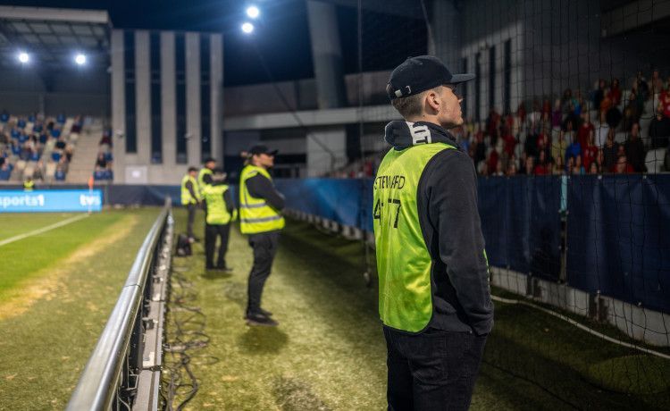 Personenschützer bewacht ein Fußballspiel.