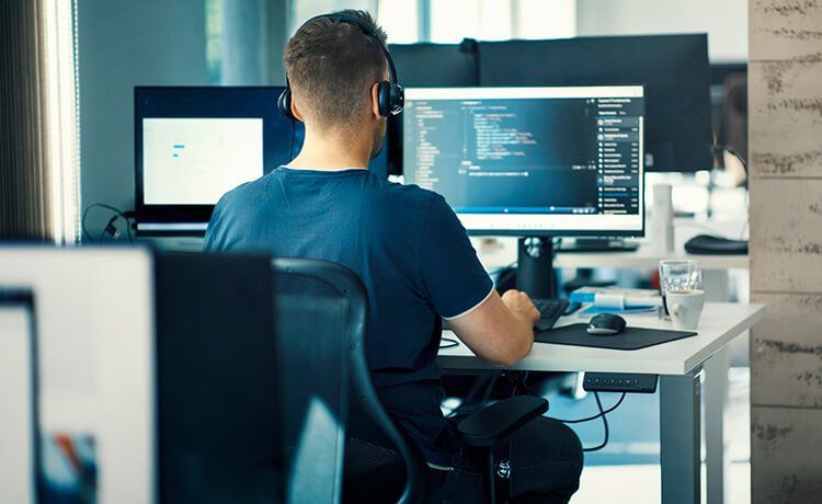 Programmierer sitzt vor einem Computer und codet. Programmierer sitzt vor einem Computer und codet.