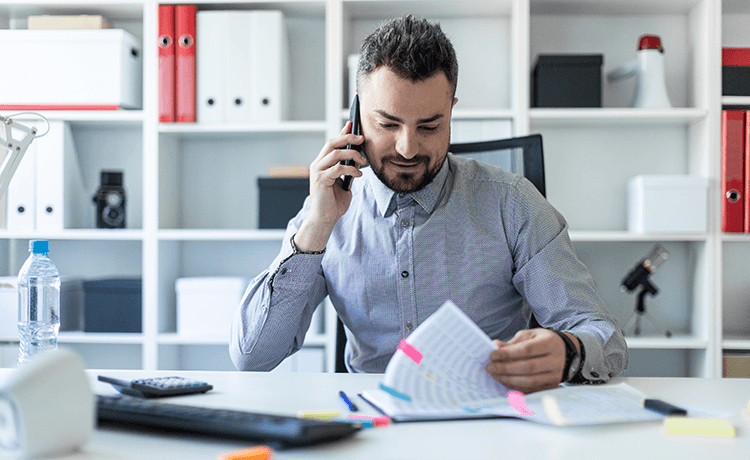 Sachbearbeiter telefoniert