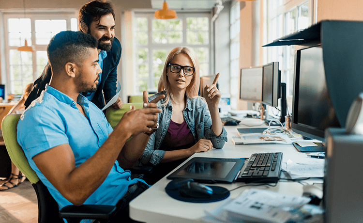 Sachbearbeiter arbeiten zusammen