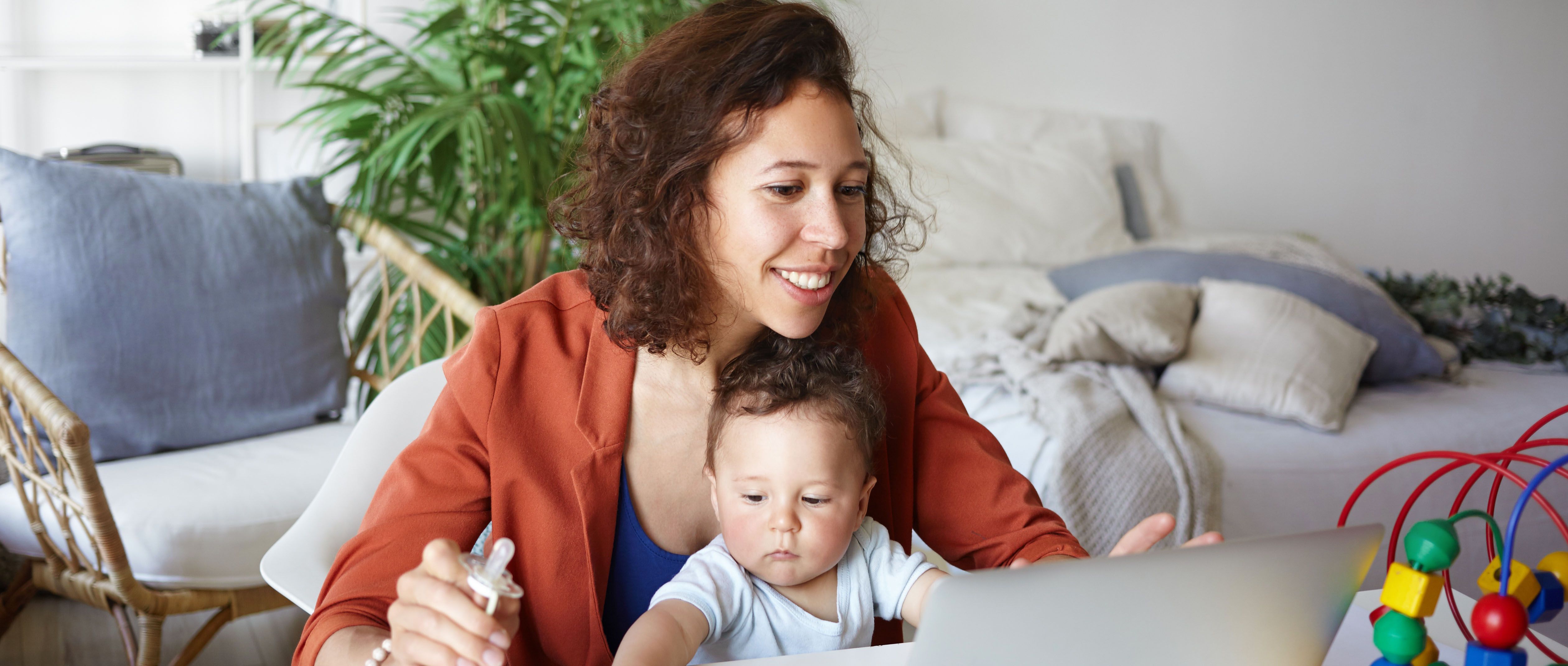 Mutter mit Baby am Laptop.