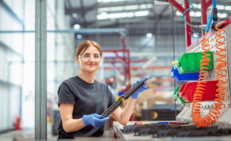 Eine junge Verfahrensmechanikerin für Kunststoff- und Kautschuktechnik bei der Arbeit.