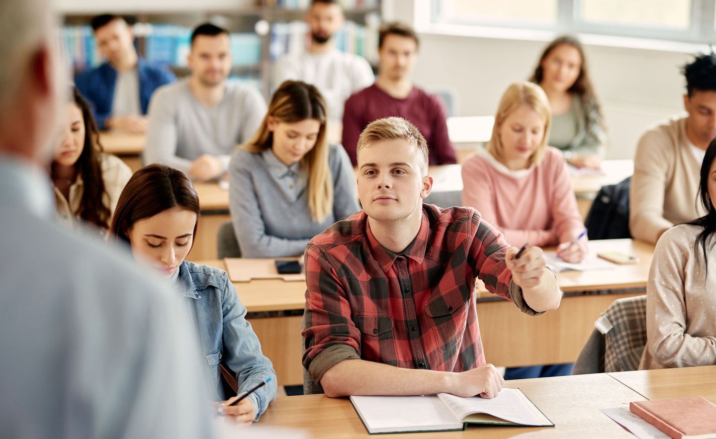 Studierende im Klassenraum.