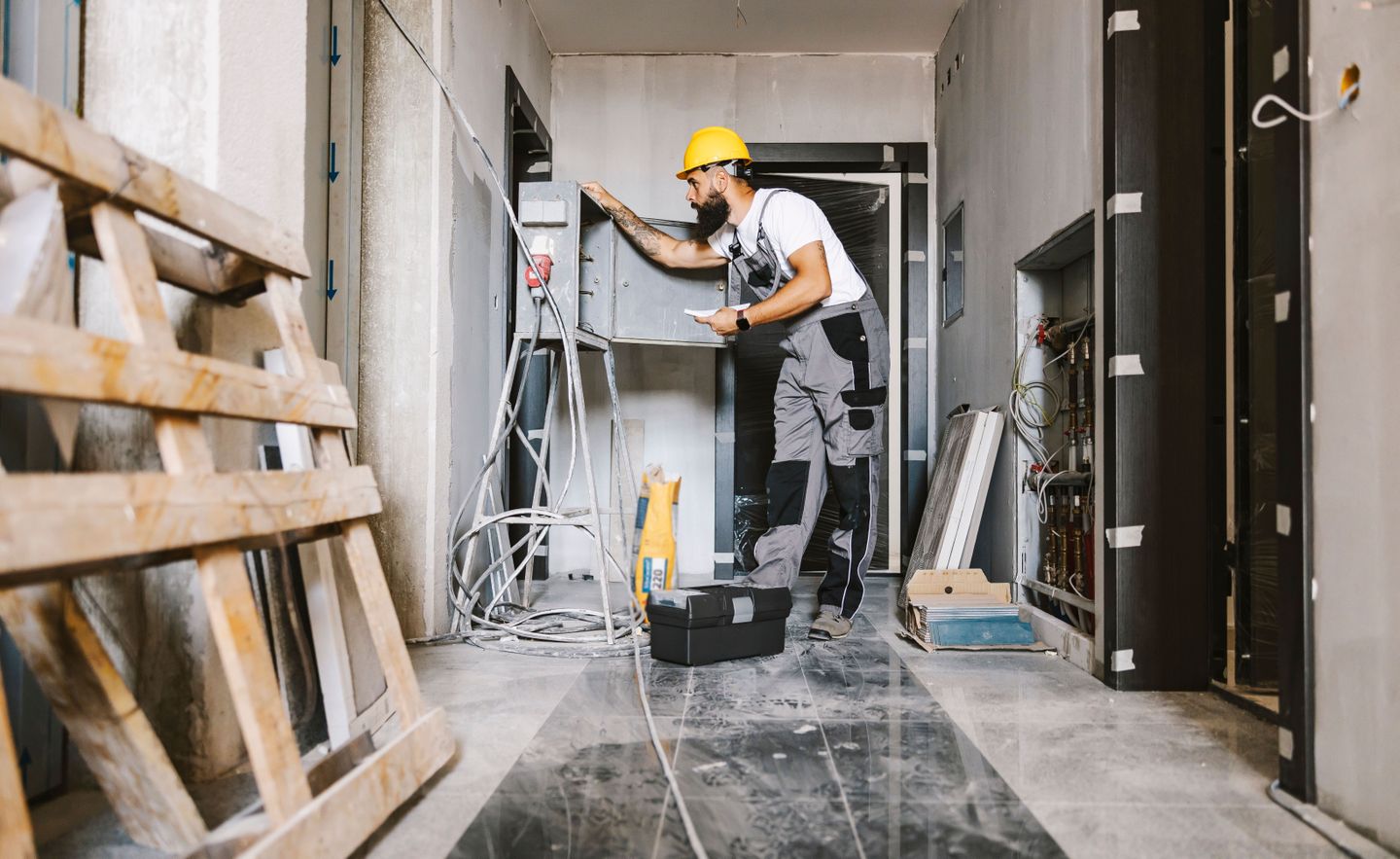 Elektroniker für Energie und Gebäudetechnik auf einer Baustelle.