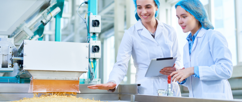 Zwei Fachkräfte für Lebensmitteltechnik