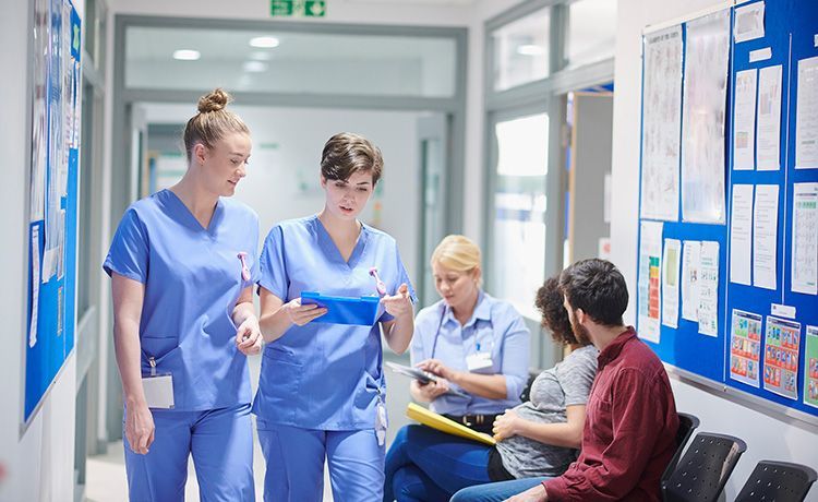 Krankenschwestern unterhalten sich.