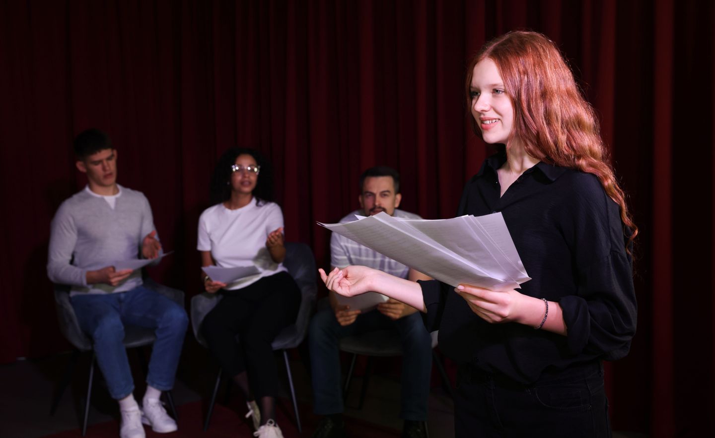 Professionelle Schauspieler lesen während der Probe im Theater ihre Drehbücher.