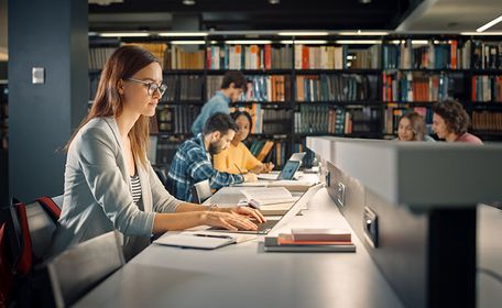 Studentin in einer Bibliothek.