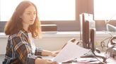 Buchhalterin arbeitet im Büro.
