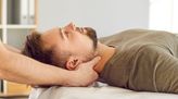 Junger Mann bei einer Osteopathie-Behandlung