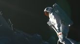 Astronaut im All.