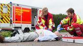 Rettungsassistenten kümmern sich um Unfallopfer.