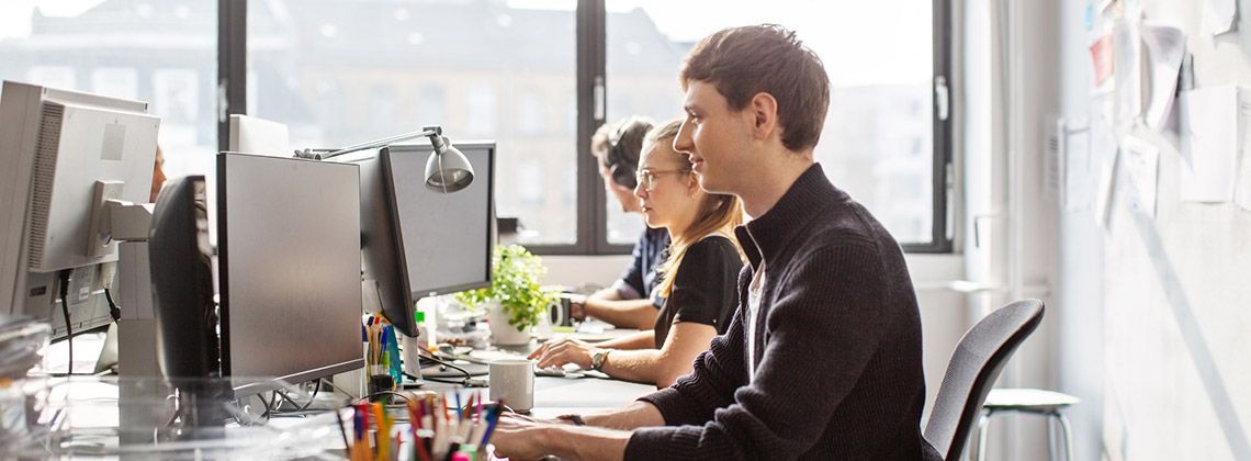 Junge Industriekaufleute bei der Arbeit in einem modernen Büro