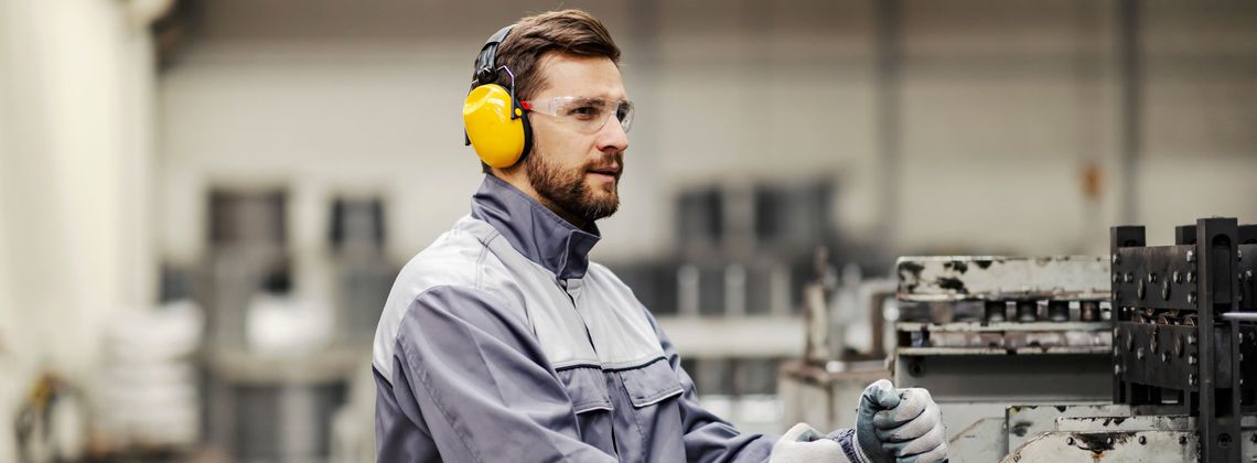 Verfahrenstechnologe Metall bedient Maschinen bei der Arbeit