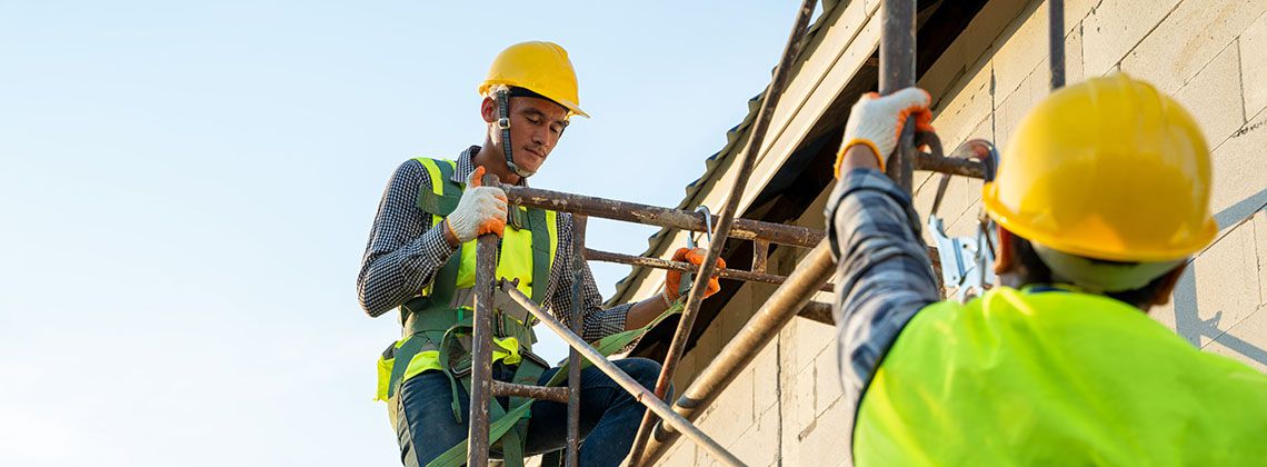 Gerüstbauer bei der Arbeit.